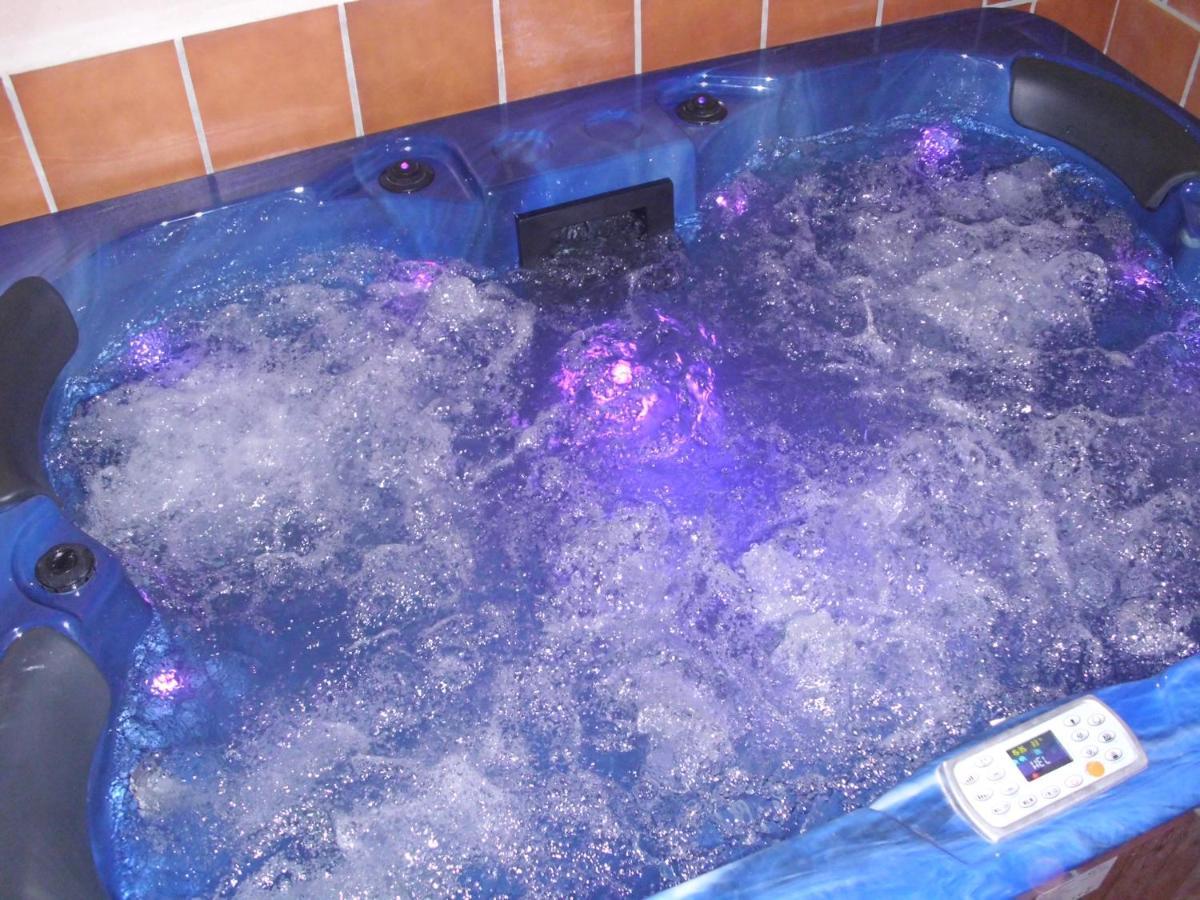 Casa Rural Con Jacuzzi Taberna Del Tio Pedro Cabanas de Polendos Exteriör bild